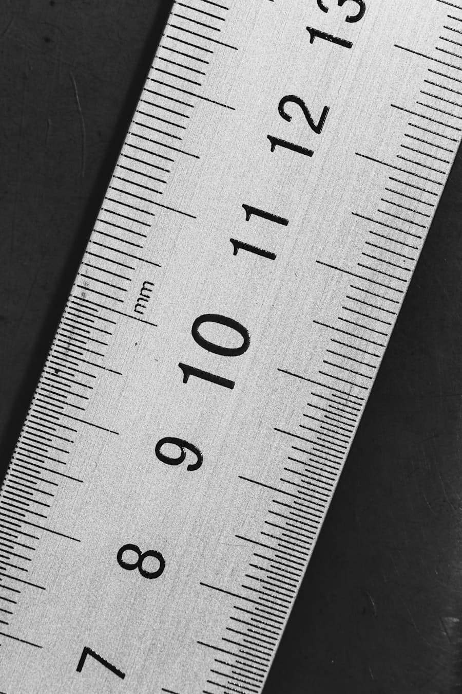 Auto-lock tape measure